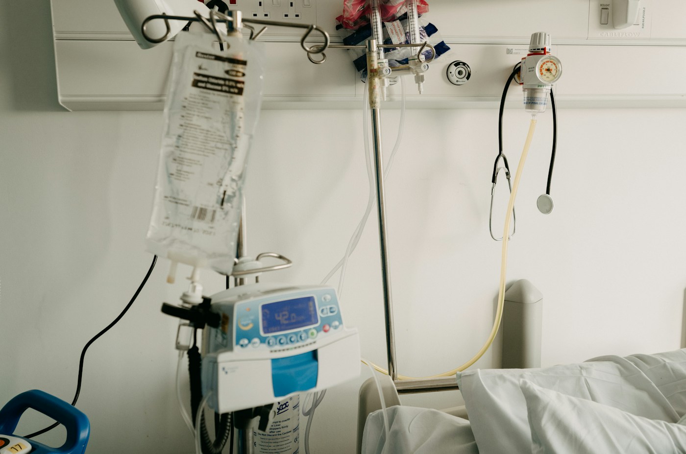 Clinical equipment and patient monitoring in a hospital room